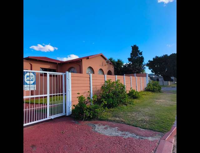 3 BEDROOM HOUSE FOR SALE IN SOUTH HILLS